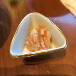 鳴子ホテル - 鮫軟骨とヤゲン軟骨の梅肉和え。小鉢にふた口くらい。酒の肴にバッチリ。
