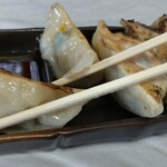 わたりや - ふたりしてギョウザを突っつきます。ここのギョウザは美味しいですよ。