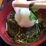 鳴子ホテル - 大女将が作ってくれるお雑煮。お餅が柔らかく伸びて汁がからみます。