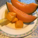 鳴子ホテル - 今日はメロンがありました。マンゴーとパイナップル。