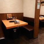 炭火焼肉 牛力屋 - テーブル席