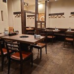 炭火焼肉 牛力屋 - 明るく広い店内