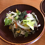 愛庵 - 野菜サラダ、紫蘇ドレッシングで。