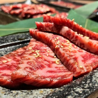 Enjoy the flavor of Wagyu beef that overflows with every bite! I've never eaten meat like this before.
