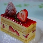 アシッドラシーヌ - フレジェ450円　アーモンド生地とムースリーヌ