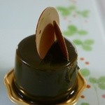 アシッドラシーヌ - コンフィアンス480円　キャラメル風味のムースに抹茶クリーム　フランボワーズ