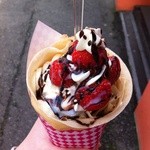 クレープあん - 生イチゴとバナナとアイスクリームが入ってます。