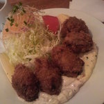 レストラン・サカキ - たっぷりのタルタルソースの上に乗ったカキフライ