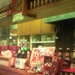 さばいな - カウンター。カンボジアのビール瓶にカンボジアの雑貨。雰囲気最高