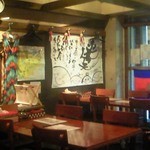 さばいな - テーブル席。ご主人が現地で見つけてきた品物が飾られています