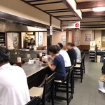 糸庄 - 店内、真夏の夜なのに、皆さん鍋焼きをかっ喰らっています。