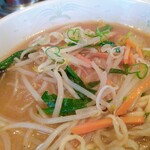 横浜ラーメン - 野菜は、もやし、人参、韮。玉葱が入ったらサンマーメンの野菜とおんなじです。