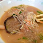 横浜ラーメン - 胡椒を振ります。味噌ラーメンに胡椒は合いますからね。若い時分は、味噌ラーメンには唐辛子、醤油ラーメンには胡椒って決めつけてましたが。