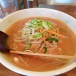 横浜ラーメン - 続いて運ばれて来ましたのは味噌ラーメン。こってり系、大蒜(にんにく)ガッツリ系ではありません。どちらかというと味噌汁系ですね。