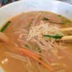 横浜ラーメン - 食べ進めます。味噌汁系の味噌ラーメンだから、コクや旨味が大人しく淡白な味噌ラーメンという感じです。青少年には物足りないかも知れません。