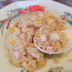 横浜ラーメン - 4時30分のところをレンゲで崩してお口に運びます。このとき美味しい香りが鼻腔を擽(くすぐ)るのです。あの何とも言えない良い香り。ラード、炒められた刻み葱と玉子たちの香ばしさ。