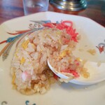 横浜ラーメン - 紅生姜をちょこっと加えて、チャーハンと一緒にレンゲで掬(すく)っていただきます。