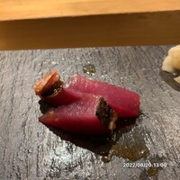 SUSHI TOKYO TEN、 新宿ニュウマン店 - 鰹の玉ねぎ醤油漬け