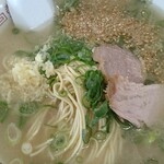 江ちゃんラーメン - にんにくクラッシュした！胡麻ふったら咲いた！