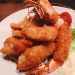 キッチン サカナヤ - 真ん中はアフリカ産のナイルパーチのフライ