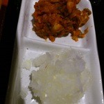 北海道マルハ酒場 - 付合せの薬味はキムチとネギ！