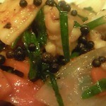 さばいな - イカの生胡椒炒め拡大図。カンボジア特産「生こしょう」の味わいがスパイシーでおいしい！