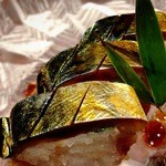 Kanji - 名物、鯖寿司。上、左右とご飯が鯖でつつまれてます。お皿にちらしてあるタレをつけて頂きます♪