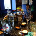 スモーレスト・バー  - 店内で開かれたテキーラセミナーの様子。口の中に含んでしばらく味わいを確かめる