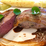 catoe - 豚ヒレの火入れが絶妙でレアだけどクセ無し♡
      お肉自体も旨味ある〜♪
      ソースが絶品❗️