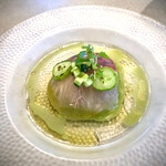 catoe - ◇シマアジのマリネ胡瓜のガスパチョソース                           
      胡瓜のソース爽やか〜♪
      でも脂ののったシマアジには少し希薄な感じ。