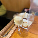 カジュアルふれんちれすとらん・おおの - ランチワイン（白）@250円はグラスにたっぷり