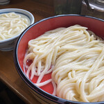 釜あげうどん 長田 in 香の香 - ｢釜揚げうどん｣も｢冷やしうどん｣も同金額
                                うどん(小)¥300
                                うどん(大)¥400
                                うどん3玉¥700