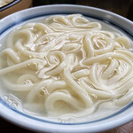 釜あげうどん 長田 in 香の香 - ▹釜揚げうどん
                                麺がものすごーく､もっちりモチモチしている｡
                                讃岐うどんは｢噛まずにノド越しで味あう｣が
                                麺が長過ぎて飲み込めない｡
                                麺汁からめっちゃいりこ出汁が香る！
                                ツユのダシがとても美味い❤︎