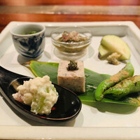 蕎麦懐石 無庵 - ② 先付2：八寸（シャインマスカット+イチジクの白和え、万願寺 醤油+おかか掛け、鴨のテリーヌ バジルのソース、モロヘイヤのお浸し、岩モズク酢ミョウガのせ、水ナス 大葉味噌添え