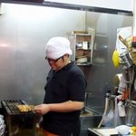 田中屋 - 店主さんです。(本人、掲載許諾済み)　なんか、愛情を持って焼いている感じがしません？