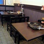 田中屋 - 右側には４人掛けのテーブル席が２つあります。