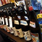 田中屋 - 真ん中のテーブルにもお酒が置いてありましたよ。