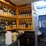 田中屋 - お店の奥には沢山のお酒が飾ってありました。