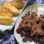 Warung Berkah Jaya - Pisang Goreng （左）、Sate Ayam（右）