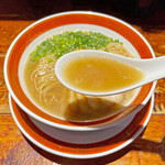 Kurume Yakitori Ichikoro - やや獣臭のするスープは「呼び戻し」と言われる毎日継ぎ足しするやり方で作られているそうです