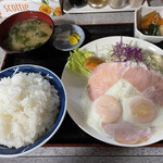Masami Shokudou - ハムが3枚に玉子2ケの構成のハムエッグ。朝食メニューにはよく見かけますが、レギュラーメニューで夕方も食べられるのは珍しいですね。