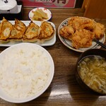 好吃餃子店 - 三鮮焼き餃子定食＋ザンギ単品  @ 1,050円也。ご時世で少々値上がり。