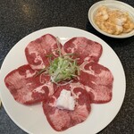 肉の割烹 田村  - 上牛タン、1,380円・北海道産牛上ホルモン、680円