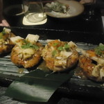 くいもの屋わん - ドーナツつくねのチーズ焼き　香草ソース