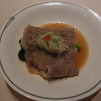 中国飯店 富麗華 - ★和牛湯引きは香菜が活きた特製ソースでさっぱり