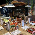 田内屋 - 入り口入ってすぐの、L字型カウンター席