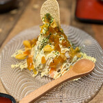 田内屋 - ◯手作りポテトサラダ… ポテチが乗ったポテトサラダマウンテンには、
      なんと福神漬けとコーンフレークがかけられています♪(  ´艸`) 
      ポリポリサクサクの食感も楽しいポテサラです♪