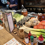 田内屋 - 焼き台の前には、旬の食材が並びます♪