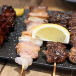 田内屋 - ◯心のこもった串(ハツ)¥150／◯豚バラ¥150…こちらは塩焼きできました♪ ハツは少し焼き過ぎ感があったかな？　豚バラ肉は脂身まで美味しくタマネギの甘みと合ってます♪