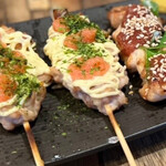 田内屋 - ◯マヨネーズ明太子¥200  ／◯梅しそ巻¥200…串焼きの鶏肉の身が大ぶりでプリプリとして美味しい♪
      トッピングの明太子や梅肉もたっぷり乗せてあって、おつまみに嬉しい串焼きです♪(*´ω`*)